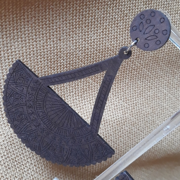 *2 for $15* Wooden Carved Mandala Drop Earring - Picture 5 of 5